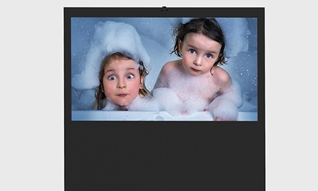 落地廣告機(jī)具備高清高亮顯示性能，布局美觀